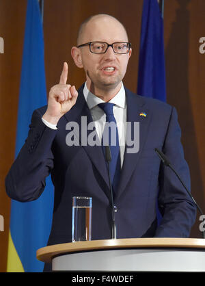 Berlin, Allemagne. 23 Oct, 2015. Le Premier ministre ukrainien Arseni Jazenjuk parle lors d'un événement d'ouverture de l'économie Conférence à German-Ukrainian l'économie allemande à Berlin, Allemagne, 23 octobre 2015. PHOTO : RAINER JENSEN/DPA/Alamy Live News Banque D'Images