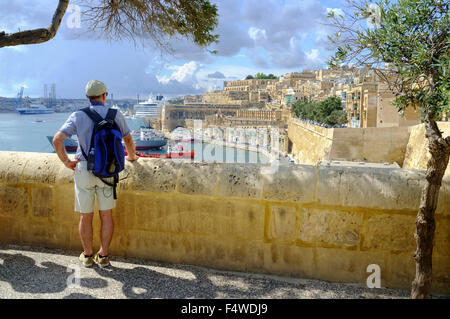 L'homme en vacances à la vue de l'abaisser à Barracca Gardens La Valette Malte Banque D'Images
