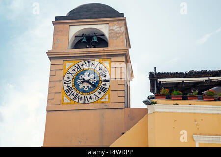 L'horloge sur la Piazza Umberto I, la place la plus célèbre de l'île de Capri, Italie. Vintage photo stylisée avec cor tonal chaud Banque D'Images