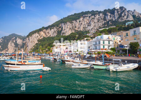 Port de Capri, Italie. Maisons colorées et bateaux amarrés Banque D'Images