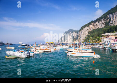 Port de l'île de Capri, Italie. Maisons colorées et bateaux amarrés Banque D'Images