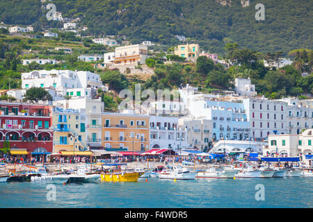 Port de Capri, Italie. Maisons colorées et les bateaux de plaisance Banque D'Images