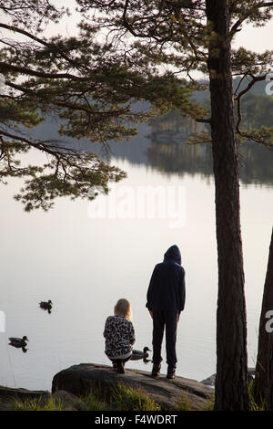 La Suède, Vastergotland, Harskogen Harsjon, Stora, Boy (12-13) et (10-11) par lake