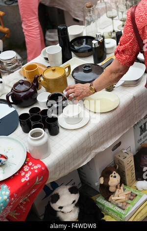 La Suède, Stockholm, Normalm, Blasieholmstorg, Senior woman reaching for table point à caler au marché aux puces