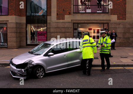 Guildford, Surrey, UK. 23 Oct, 2015. Veillant sur une voiture de police qui s'est écrasé sur la rue Du Couvent à l'extérieur du centre commercial de Guildford. La route a été fermée dans l'attente de l'éloignement du véhicule. Credit : Bruce McGowan/Alamy Live News Banque D'Images