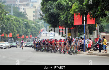 Chengmai, province de Hainan en Chine. 23 Oct, 2015. Les cyclistes en compétition lors de la 4e étape du Tour de Hainan 2015 course cycliste sur route Internationale à Chengmai, province de Hainan en Chine du sud, le 23 octobre 2015. Sacha Modolo de Lampre-Merida réclamé le titre dans la 4e étape et s'est à la fois vert et maillot jaune ; Wang Hengxiang Meiyin de Cycling Team a obtenu le maillot bleu. Crédit : Yang Guanyu/Xinhua/Alamy Live News Banque D'Images