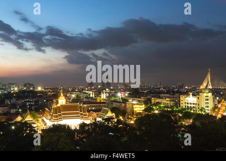 Une vue de la nuit de wat Thepthidaram à Bangkok vieille ville. Cette ville est la capitale de la Thaïlande et parsemée de temples bouddhistes. Banque D'Images