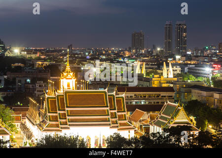 Une vue de la nuit de wat Thepthidaram à Bangkok vieille ville. Cette ville est la capitale de la Thaïlande et parsemée de temples bouddhistes. Banque D'Images