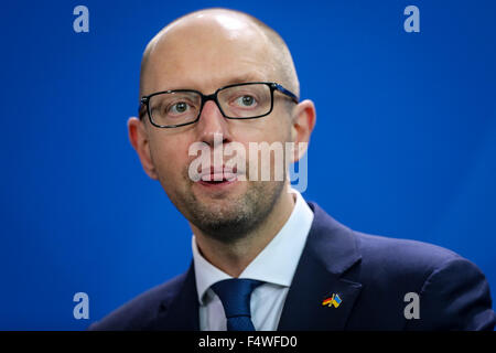 Berlin, Allemagne. 23 Oct, 2015. Le Premier ministre ukrainien Arseni Iatseniouk assiste à la conférence de presse après une rencontre avec la Chancelière allemande Angela Merkel (pas en photo) à la Chancellerie, Berlin, Allemagne, le 23 octobre 2015. Credit : Zhang Fan/Xinhua/Alamy Live News Banque D'Images