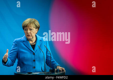 Berlin, Allemagne. 23 Oct, 2015. La chancelière allemande, Angela Merkel, assiste à la conférence de presse après une rencontre avec le Premier ministre ukrainien Arseni Iatseniouk (pas en photo) à la Chancellerie, Berlin, Allemagne, le 23 octobre 2015. Credit : Zhang Fan/Xinhua/Alamy Live News Banque D'Images