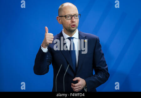 Berlin, Allemagne. 23 Oct, 2015. Le Premier ministre ukrainien Arseni Iatseniouk assiste à la conférence de presse après une rencontre avec la Chancelière allemande Angela Merkel (pas en photo) à la Chancellerie, Berlin, Allemagne, le 23 octobre 2015. Credit : Zhang Fan/Xinhua/Alamy Live News Banque D'Images