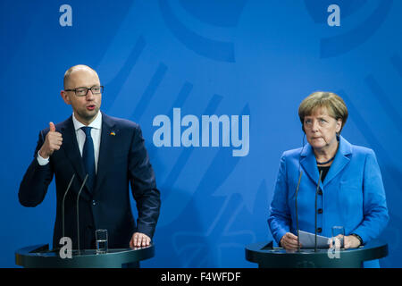 Berlin, Allemagne. 23 Oct, 2015. La chancelière allemande Angela Merkel (R) et le Premier ministre ukrainien Arseni Iatseniouk assister à la conférence de presse après la réunion à la Chancellerie, Berlin, Allemagne, le 23 octobre 2015. Credit : Zhang Fan/Xinhua/Alamy Live News Banque D'Images