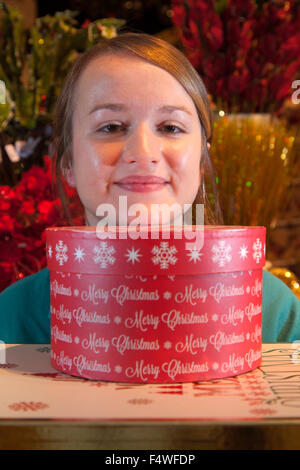 Barton Grange, Garstang, UK. 23 octobre, 2015. La célèbre Barton Grange Garden Centre affiche de Noël. Sales assistant Georgina Lawson qui met actuellement la touche finale à la Barton Grange du centre jardin affichage de Noël. Gestionnaire d'affichage, David Fawcett-Ropner, qui a travaillé au centre pour les dix dernières années, a été occupé avec neuf de ses collaborateurs les préparatifs de cette années lancement. David a commencé la construction d'emplacement sur le 7 Sept prêts pour l'inauguration d'aujourd'hui journée, juste à temps pour l'automne à la mi-temps. Credit : Cernan Elias/Alamy Live News Banque D'Images