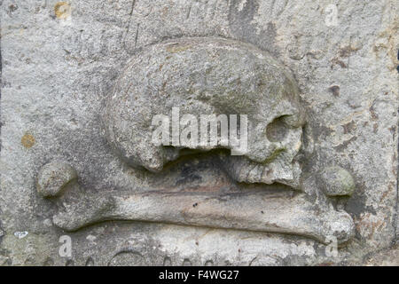 Crâne ET OS, pierre tombale, tombe monument, ATHELSTANEFORD, Ecosse Banque D'Images