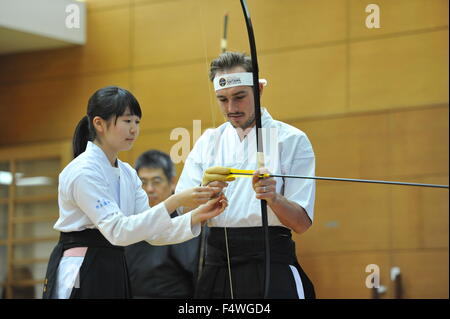 John Degenkolb essaie le kyudo (tir à l'arc traditionnel japonais) avec des membres du Tour de France lors d'une démonstration par des élèves d'Urawa Municipal High School le 23 octobre 2015 à Saitama, au Japon. 2015 est la troisième année que les organisateurs du Tour de France ont fait la course au Japon pour une course critérium spéciale d'une journée. (Photo Kumiko Saotomé/AFLO) Banque D'Images