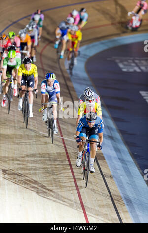 Londres, Royaume-Uni. 22 octobre, 2015. 17 Jacob Duehring (USA), 13 David Muntaner (ESP), 4 Adam Blythe (GBR), 3 Iljo Keisse (BEL), la compétition dans l'épreuve du 20Km Madison à 6 Jours pour Londres, une élite du cyclisme sur piste, la concurrence Velo Lee Valley Park, Londres, UK. Crédit : Simon Balson/Alamy Live News Banque D'Images