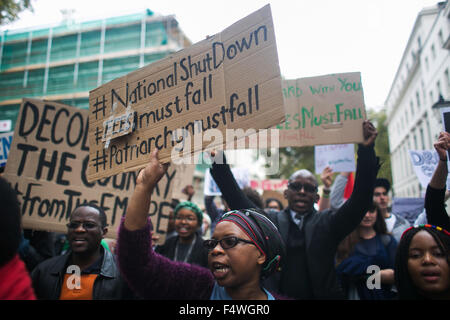 Londres, Royaume-Uni. 23 Oct, 2015. Étudiants de partout dans le pays de démontrer dans le centre de Londres, dans la solidarité avec le goujon d'Afrique du Sud Banque D'Images