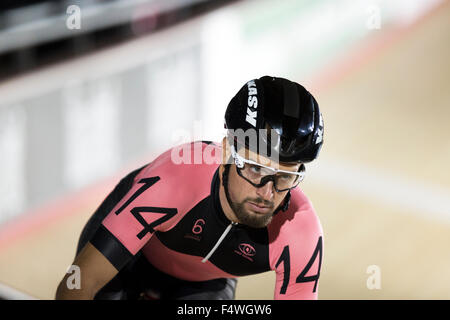 Londres, Royaume-Uni. 22 octobre, 2015. Team 14 Ivan Kovalev (RUS) en compétition dans l'épreuve du 500m de vol d'essai de temps à 6 Jours pour Londres, une élite du cyclisme sur piste, la concurrence Velo Lee Valley Park, Londres, UK. Crédit : Simon Balson/Alamy Live News Banque D'Images