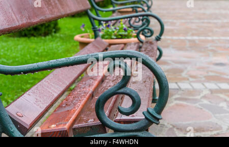 Banc de parc en été élégant Banque D'Images