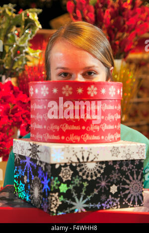 Barton Grange, Garstang, UK. 23 octobre, 2015. La célèbre Barton Grange Garden Centre affiche de Noël. Sales assistant Georgina Lawson qui met actuellement la touche finale à la Barton Grange du centre jardin affichage de Noël. Gestionnaire d'affichage, David Fawcett-Ropner, qui a travaillé au centre pour les dix dernières années, a été occupé avec neuf de ses collaborateurs les préparatifs de cette années lancement. David a commencé la construction d'emplacement sur le 7 Sept prêts pour l'inauguration d'aujourd'hui journée, juste à temps pour l'automne à la mi-temps. Credit : Cernan Elias/Alamy Live News Banque D'Images