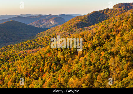 Feuillage de l'automne au lever du soleil dans le Parc National de Blue Ridge Pounding Mill donnent sur l'extérieur de Asheville, Caroline du Nord. Banque D'Images