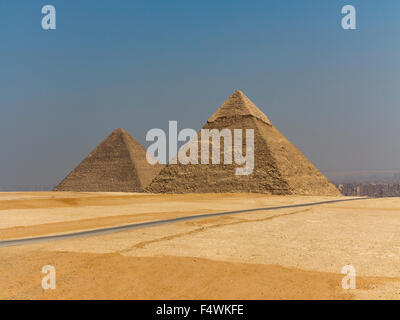 Panorama des grandes pyramides de Gizeh prises à partir de view point dans le désert, Giza, Le Caire, Egypte Banque D'Images