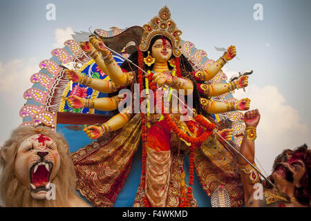 Dhaka, Dhaka, Bangladesh. 23 Oct, 2015. Octobre 23, 2015 Dhaka, Bangladesh Bangladesh-- passionnés d'Hindu transporter d'immerger une idole de déesse hindoue Durga dans la rivière Buriganga. La communauté hindoue de personnes de cinq jours de leur festival annuel Durga Puja, le culte de la déesse hindoue Durga, qui symbolise la puissance et le triomphe du bien sur le mal, avec l'immersion des idoles de la déesse. Credit : K M Asad/ZUMA/Alamy Fil Live News Banque D'Images