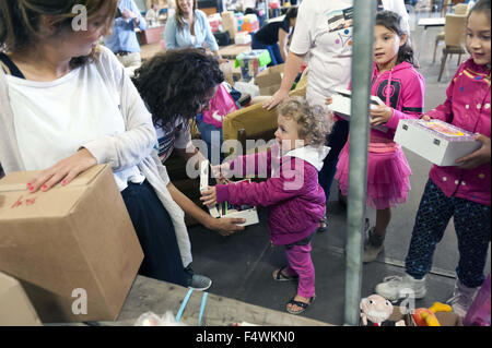 Rotterdam, Pays-Bas, Hollande. 12 Sep, 2015. Les enfants apportent des jouets, des crayons. Les bénévoles de Rotterdam se félicite de tri sont vêtements. Les jouets et d'autres trucs. Un grand groupe aux Pays-Bas donne un signal que les réfugiés sont les bienvenus dans le pays. Tous les frais d'colis sont recueillis et traduits en autant de refuges dans les Pays-Bas. © Hans Van Rhoon/ZUMA/Alamy Fil Live News Banque D'Images