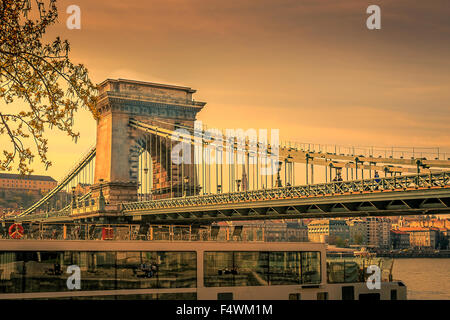 Szecheni Lanchid (Pont des Chaînes). Pont suspendu au-dessus du Danube entre Buda et Pest à Budapest Hongrie Banque D'Images