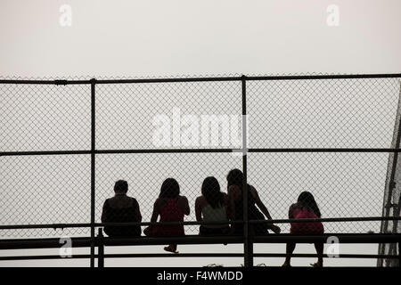 Palmas, Brésil. 22 octobre, 2015. Un groupe de cinq femmes : malmenées dans le stade de repos entre les matches de football à la première des Jeux autochtones de l'International, dans la ville de Palmas, Tocantins, Brésil l'État. Credit : Sue Cunningham/Photographique Alamy Live News Banque D'Images