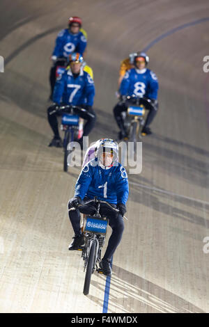 Londres, Royaume-Uni. 22 octobre, 2015. Derney Riders # 1 Herman Bakker (NED), # 7 Michel Vaarten (BEL), # 8 Ron Zijlaard (NED) & 9 Gert Gessler (GER) en compétition dans l'épreuve du Tour 40 à 6 jour Londres Derny, une élite du cyclisme sur piste, la concurrence Velo Lee Valley Park, Londres, UK. Crédit : Simon Balson/Alamy Live News Banque D'Images