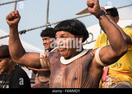 Palmas, Brésil. 22 octobre, 2015. Un Kuikuro célèbre guerrier à son équipe de match de football à la toute première International Indigenous Games, dans la ville de Palmas, Tocantins, Brésil l'État. Credit : Sue Cunningham/Photographique Alamy Live News Banque D'Images