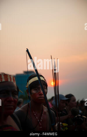 Palmas, Brésil. 22 octobre, 2015. Un participant autochtone tenir son arc et sa flèche au cours de la cérémonie du feu au coucher du soleil aux premiers Jeux autochtones de l'International, dans la ville de Palmas, Tocantins, Brésil l'État. Credit : Sue Cunningham/Photographique Alamy Live News Banque D'Images