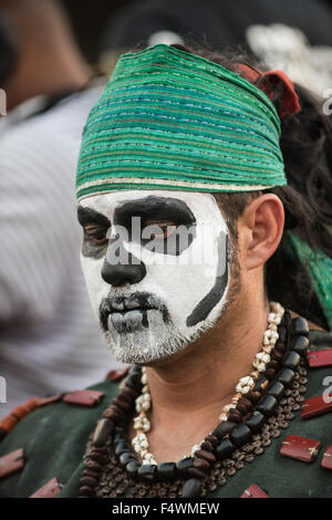 Palmas, Brésil. 22 octobre, 2015. Un homme indigènes du Mexique avec la peinture pour le visage pour le Jour des morts à la première des Jeux autochtones de l'International, dans la ville de Palmas, Tocantins, Brésil l'État. Credit : Sue Cunningham/Photographique Alamy Live News Banque D'Images