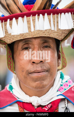 Palmas, Brésil. 22 octobre, 2015. Un homme indigènes du Mexique en vêtements traditionnels se penche sur l'appareil photo tout premier Jeux autochtones de l'International, dans la ville de Palmas, Tocantins, Brésil l'État. Credit : Sue Cunningham/Photographique Alamy Live News Banque D'Images