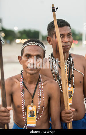 Palmas, Brésil. 22 octobre, 2015. Les deux hommes de l'Aeta Philippines tiennent leurs arcs et flèches à la toute première International Indigenous Games, dans la ville de Palmas, Tocantins, Brésil l'État. Credit : Sue Cunningham/Photographique Alamy Live News Banque D'Images