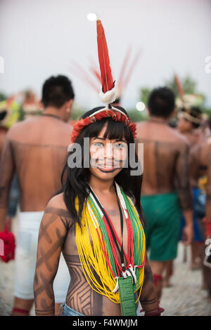 Palmas, Brésil. 22 octobre, 2015. Une femme indigène brésilien avec une coiffure de plumes de l'ara rouge siles aux premiers Jeux autochtones de l'International, dans la ville de Palmas, Tocantins, Brésil l'État. Credit : Sue Cunningham/Photographique Alamy Live News Banque D'Images