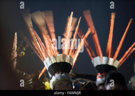 Palmas, Brésil. 22 octobre, 2015. La danse des guerriers autochtones avec leurs coiffes de plumes à l'incendie ceremon pour ouvrir le tout premier Jeux autochtones de l'International, dans la ville de Palmas, Tocantins, Brésil l'État. Credit : Sue Cunningham/Photographique Alamy Live News Banque D'Images