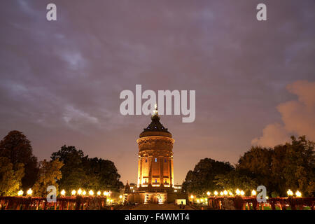 Wasserturm auf dem Friedrichsplatz dans der Abenddämmerung, Mannheim, Bade-Wurtemberg, Allemagne | Mannheim, Baden-Württembe Banque D'Images