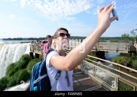 Jeune Femme prenant une photo sur Samsung téléphone appareil Banque D'Images