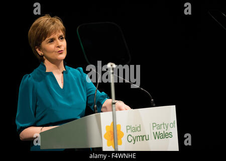 Pays de Galles Aberystwyth UK, vendredi 23 octobre 2015 UK politics : Ecosse de Premier Ministre et chef du Parti nationaliste écossais NICOLA STURGEON s'exprimant lors de la conférence annuelle du Plaid Cymru, tenue cette année à Aberystwyth, Pays de Galles UK Photo © Keith Morris Banque D'Images