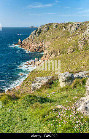 Paysage côtier pittoresque à Lands End, Cornwall, Angleterre, Royaume-Uni Banque D'Images