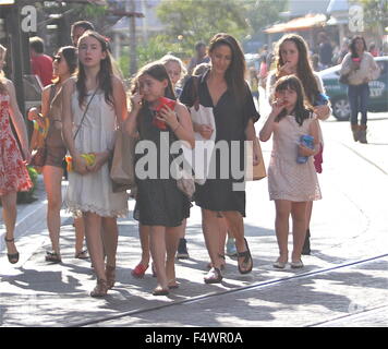 Soleil Moon Frye prend ses filles shopping au bosquet à Hollywood comprend : Soleil Moon Frye, Poet Sienna Rose Goldberg, Jagger Joseph Blue Goldberg, Lyric Sonny Goldberg Routes Où : Los Angeles, California, United States Quand : 20 août 2015 Banque D'Images