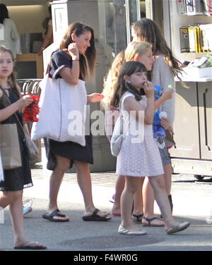 Soleil Moon Frye prend ses filles shopping au bosquet à Hollywood comprend : Soleil Moon Frye, Poet Sienna Rose Goldberg, Jagger Joseph Blue Goldberg, Lyric Sonny Goldberg Routes Où : Los Angeles, California, United States Quand : 20 août 2015 Banque D'Images