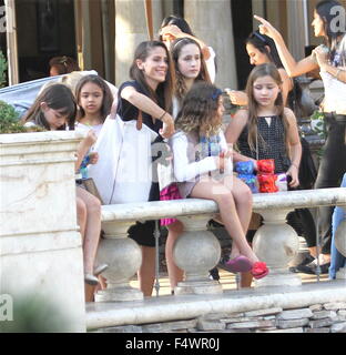 Soleil Moon Frye prend ses filles shopping au bosquet à Hollywood comprend : Soleil Moon Frye, Poet Sienna Rose Goldberg, Jagger Joseph Blue Goldberg, Lyric Sonny Goldberg Routes Où : Los Angeles, California, United States Quand : 20 août 2015 Banque D'Images