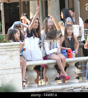 Soleil Moon Frye prend ses filles shopping au bosquet à Hollywood comprend : Soleil Moon Frye, Poet Sienna Rose Goldberg, Jagger Joseph Blue Goldberg, Lyric Sonny Goldberg Routes Où : Los Angeles, California, United States Quand : 20 août 2015 Banque D'Images