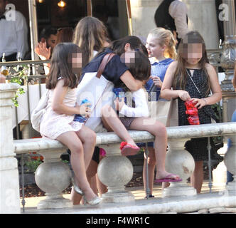 Soleil Moon Frye prend ses filles shopping au bosquet à Hollywood comprend : Soleil Moon Frye, Poet Sienna Rose Goldberg, Jagger Joseph Blue Goldberg, Lyric Sonny Goldberg Routes Où : Los Angeles, California, United States Quand : 20 août 2015 Banque D'Images