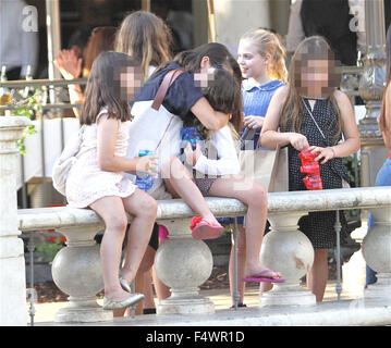 Soleil Moon Frye prend ses filles shopping au bosquet à Hollywood comprend : Soleil Moon Frye, Poet Sienna Rose Goldberg, Jagger Joseph Blue Goldberg, Lyric Sonny Goldberg Routes Où : Los Angeles, California, United States Quand : 20 août 2015 Banque D'Images