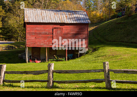 Une ancienne grange en bois et split clôture le long de la Courtepointe Prix Sentiers Creek, Caroline du Nord. Sentiers de la courtepointe courtepointe broderie fait main d'honneur de la région des Appalaches rurales. Banque D'Images