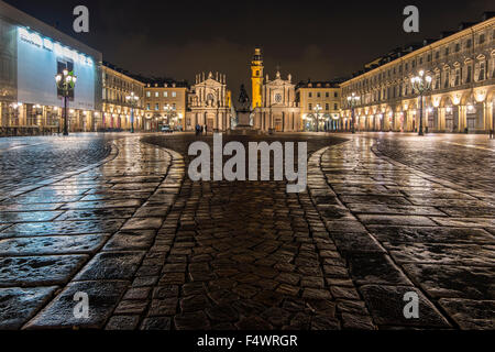 Vue de nuit sur la Piazza San Carlo et le monument équestre à Emmanuel Philibert, Turin, Piémont, Italie Banque D'Images